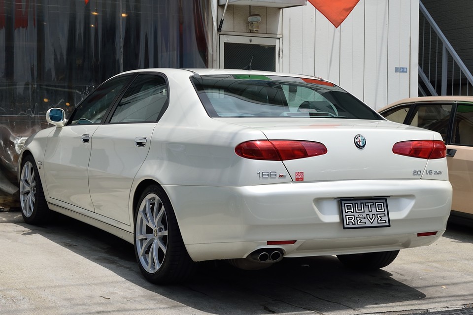 ⑤166TI専用アルファマーク刺繍＆スポーツシート（MOMOデザイン）⑥TIバッジ（フロントフェンダー左右）⑦TIロゴキックプレート（4ステップ）⑧レッドイルミネーション（インストパネル/ボタン）を装備したＴＩ！