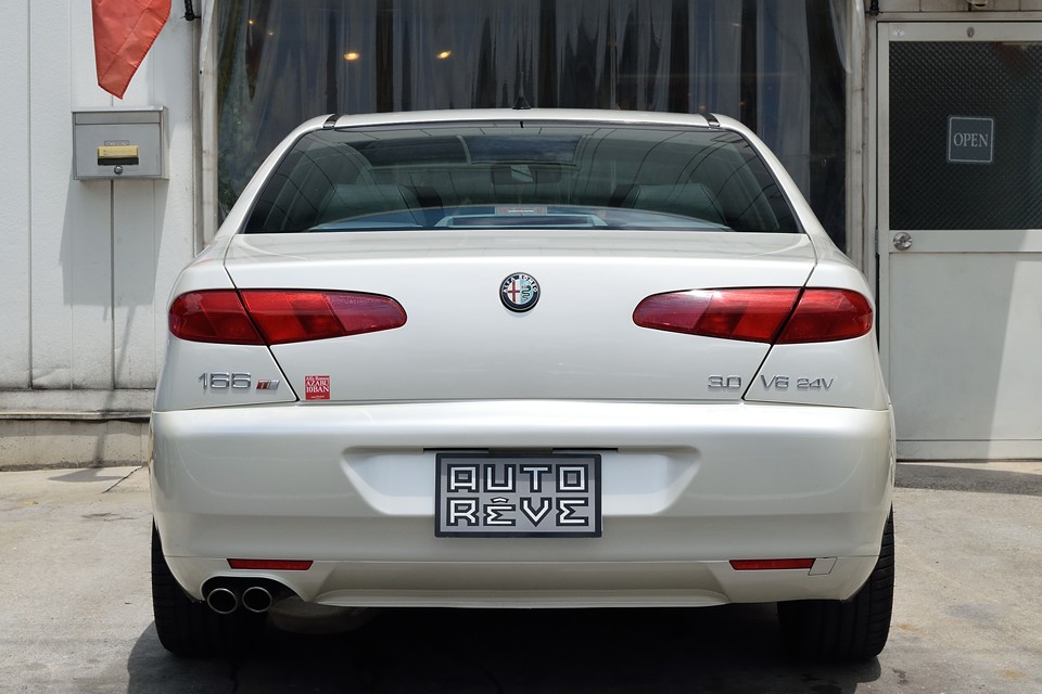 特に専用色のヌヴォラホワイトは色気がありますねぇ、本国では他色のTIも存在するみたいですが、このヌヴォラホワイトのTIは紛れもなく限定20台の希少車！