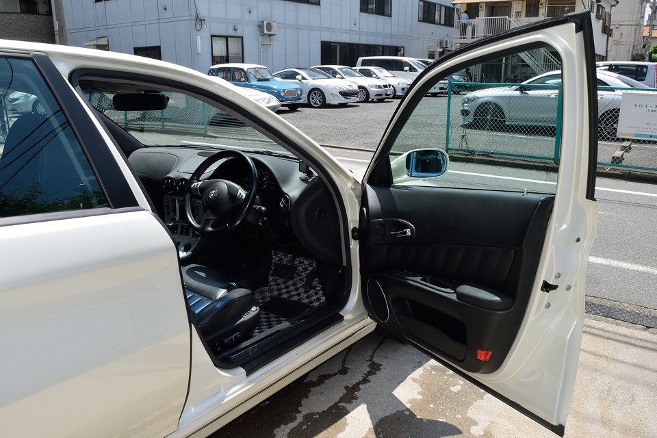 ボディデザイン同様に妖艶なインテリアへ、それではどうぞ～！