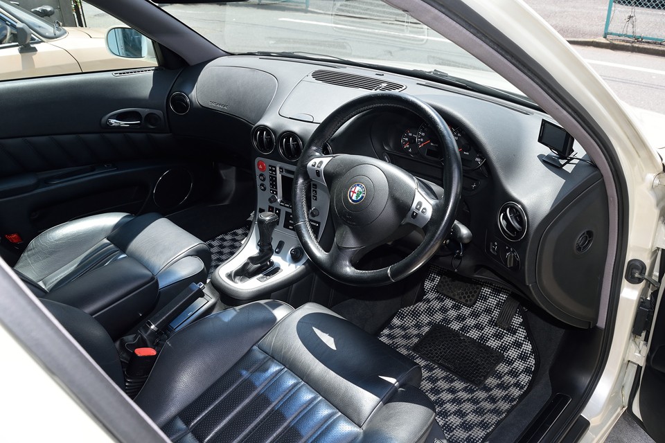 この頃のアルファロメオのインテリアデザインは秀逸ですねぇ、有機的な曲面で構成されたパネルは、まるで生き物のようなエネルギーを感じさせてくれます。