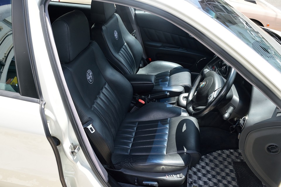 大ぶりなTI専用ブラックレザーシートは、適度なフィット感と、長時間でも疲れないゆったり感を併せ持つ、歴代アルファの中でも、特に秀逸なシート！