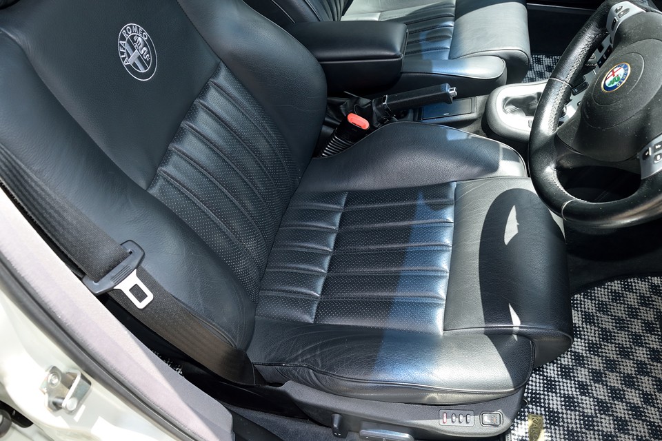 ちょうど体重の掛かる腰～お尻にかけて、柔らかくてムレないパンチングレザーになってます。イタリア車らしからぬ細かな気配り？！もちろん酷いスレや破れはありません。