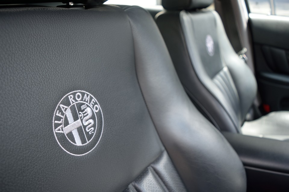 ボディのヌヴォラホワイトに合わせた白刺繍によるアルファロゴ！いつでも背中にアルファを背負っているかと思うと、アルフィスタでなくても気合が入りますね。