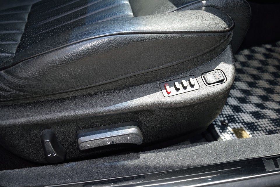 メモリー機能付パワーシートは現在、座面上下だけ不動ですが、もちろん修理してのお渡しですのでご安心を！それと、冬のレザーシートを考えると、シートヒーターはうれしい装備ですね！