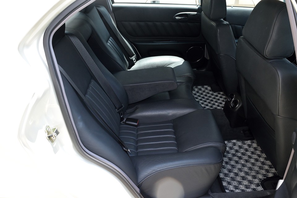 リアシートを見ると、このクルマの性格が分かりますね。ショーファードリブンとはいかないまでも、リアシートの乗り心地は見るからに快適そうです！
