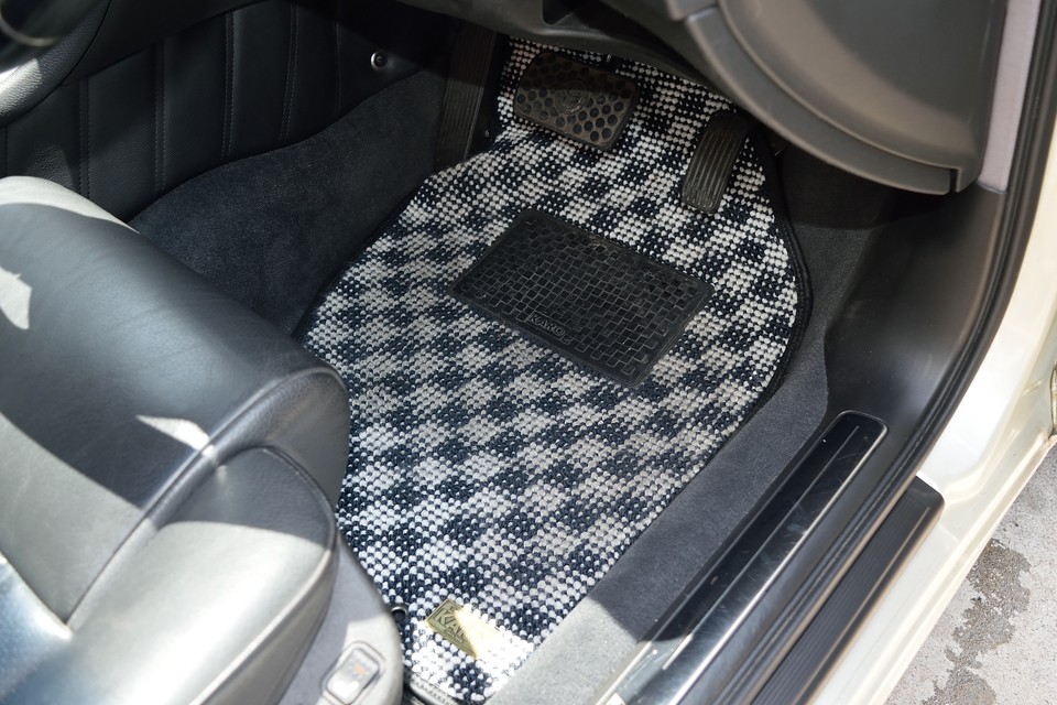 前席、後席ともに足元は高級カーペットの代名詞KAROマットで統一！ボディ＆インテリアカラーに合った白黒模様がピッタリ！