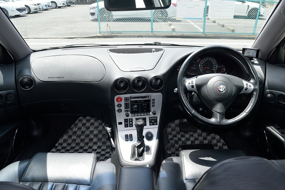 平面や直線がひとつも無い、すべて曲面、曲線でデザインされたインテリアは特別な空間にいる感じにさせてくれます。まるでアルファロメオという生き物の体内にいるかのよう！