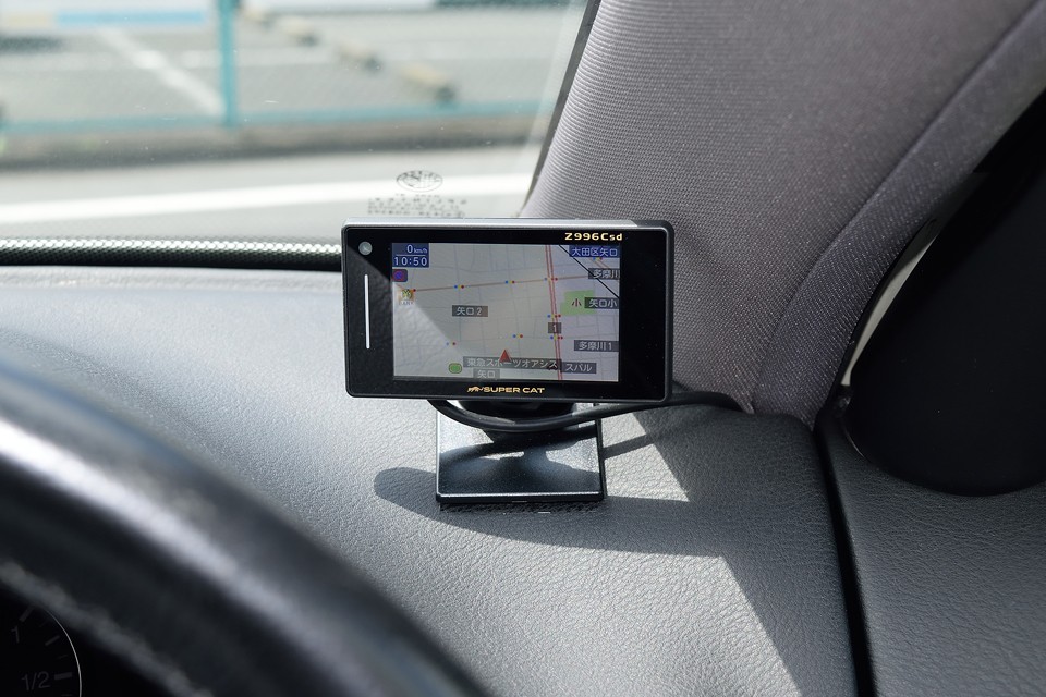 ハンドル右側にはユピテルのレーダー（Z996Csd）も装備！でも、だからってスピードの出し過ぎにはご注意を！