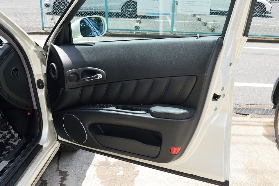 前席ドアの内張りも有機的なデザインですねぇ。目立つ汚れも無く、状態は◎！