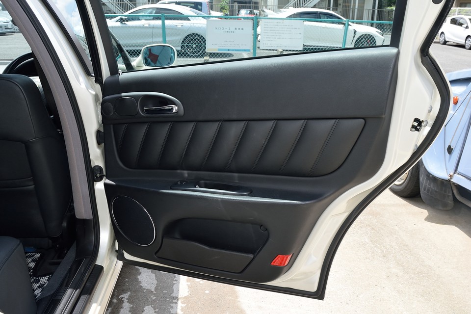 後席ドア内張りは使用頻度が少なかったんでしょうね、とても清潔な印象です。