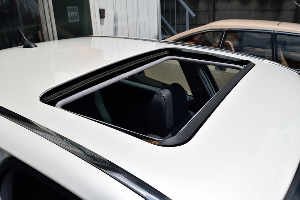 ちなみにサンルーフを開けると前部にリフレクター（風除け）が自動で立ち上がるので、いやな風の巻き込みもほとんどありません。