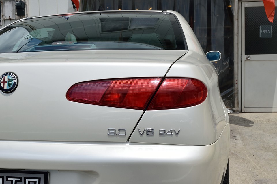 もちろんリアレンズも割れや色褪せは無し！普通、最上級車ともなれば、ゴツイ形状になりがちですが、他メーカーのそれとは違ってデザインコンシャスなこのリアレンズ！アルファらしいところですね。