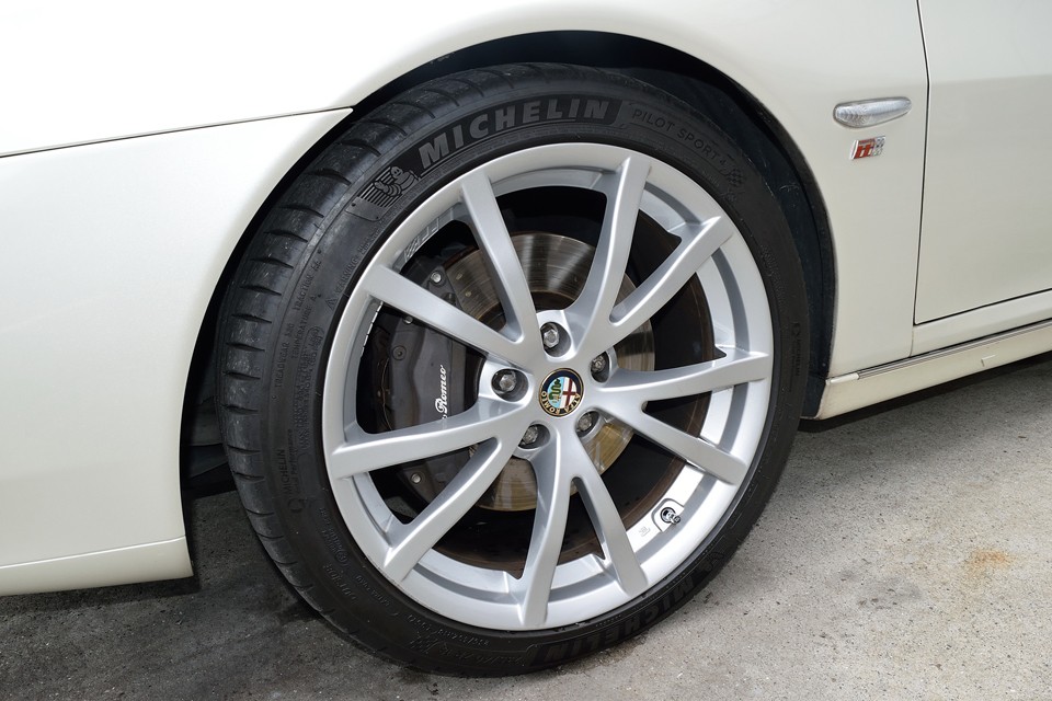 TIのロゴが刻まれた166TI専用アルミホイール！小キズはあるものの、ほとんど気にならないと思います。過去にホイールコーティング歴があるせいか、むしろ状態は良いと言えるのではないかと！