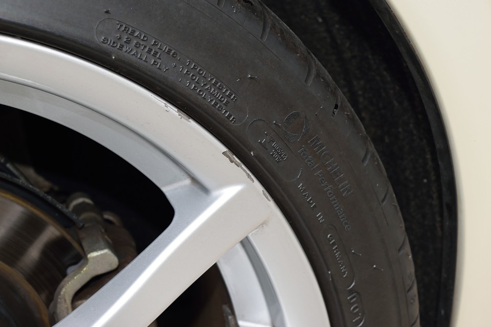 これがその小キズ。タッチアップでかなり目立たなくなりそうですね。もちろん納車整備時に行いますのでご安心を。