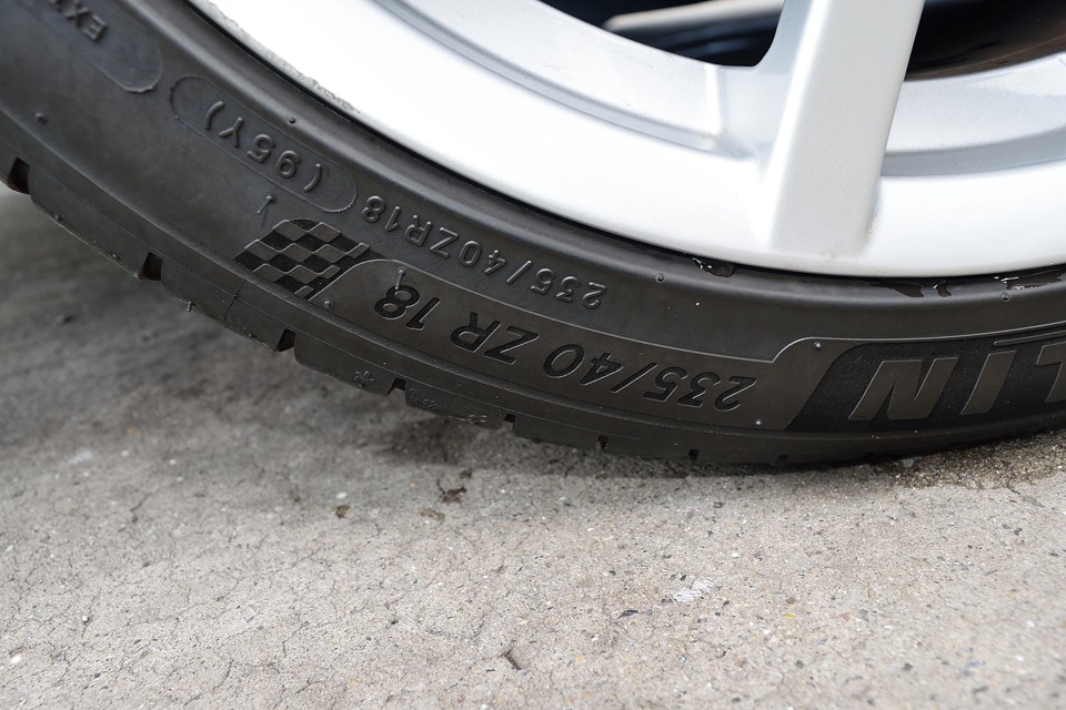 タイヤサイズは235/40ZR18。ミシュランPILOT SPORTS 4を装着してます。