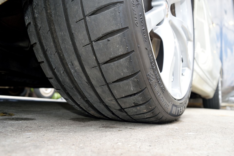 タイヤ残溝はご覧の通り。6分山というところでしょうか。暫くは交換の必要も無さそうです。