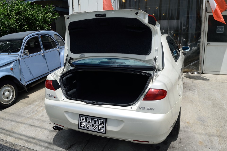 トランクは少し開口部が狭いですが、ハッチがご覧の通り「ガバッ」と開きますので、荷物の積み下ろしは問題無し！