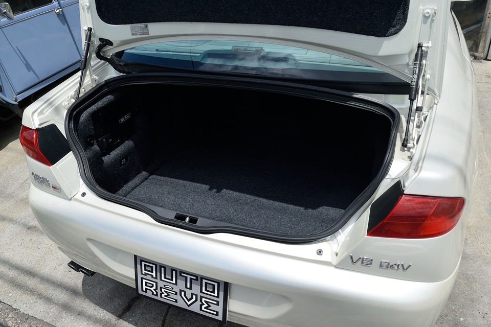 奥行はかなりありますので容量は十分！汚れやすいヒンジや縁の部分をご覧いただければ、このクルマの状態もお判りいただけるかと・・・。