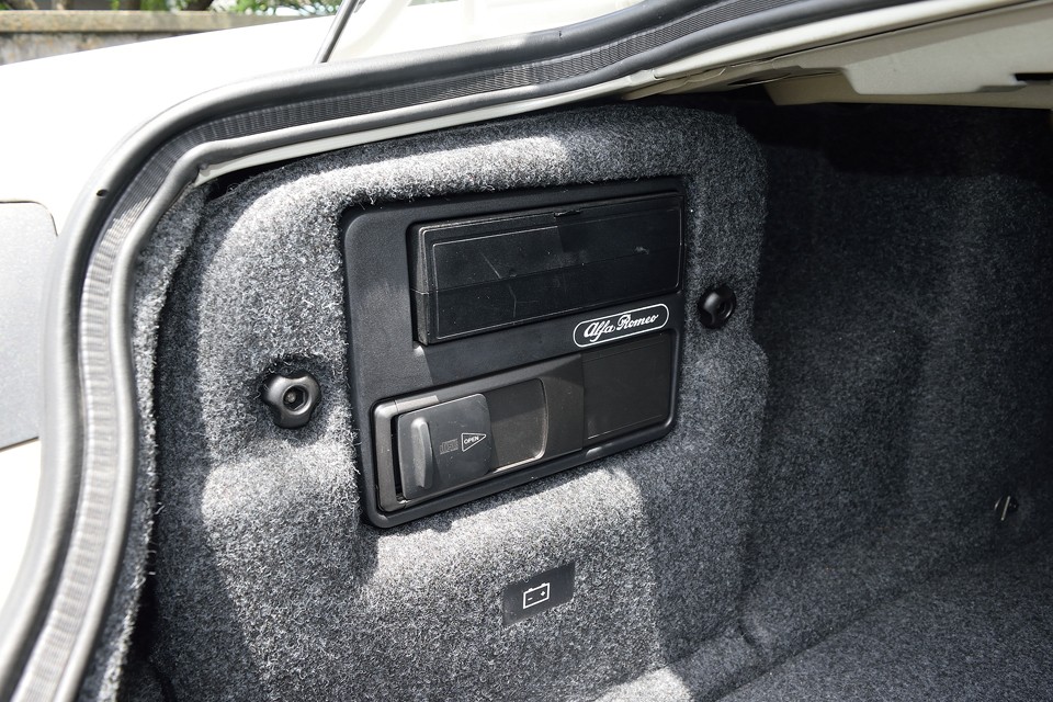 向かって左側にナビ本体、CDチェンジャー、バッテリーを収納！・・・ん？バッテリーがトランクにあって、トランクハッチが電動ロック式ということは、バッテリー上がったらどうすんの？？？ご安心ください、そんな時の為に、手動で開くボンネット内にバッテリー接続端子があります。