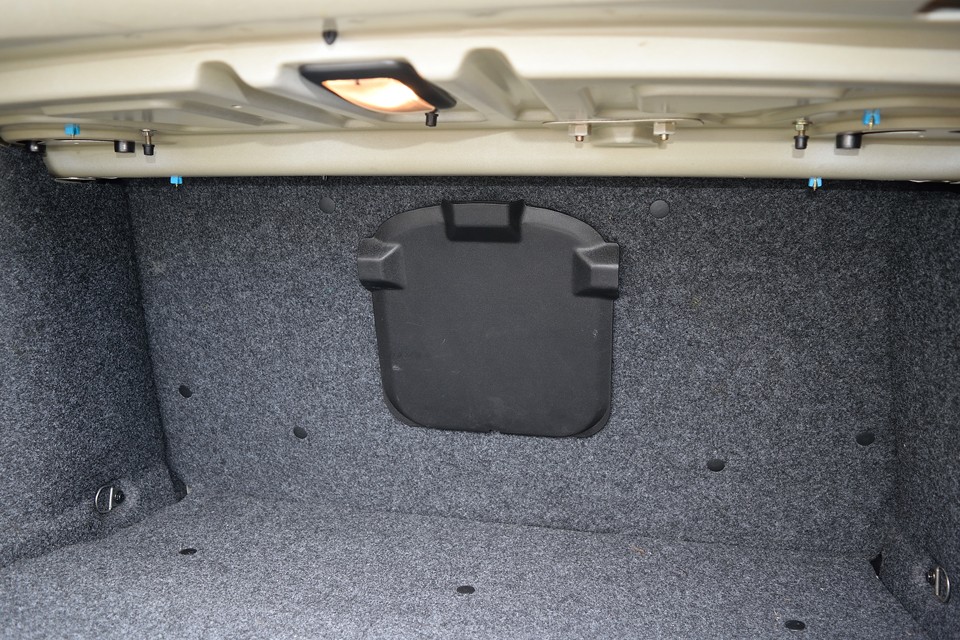 奥は手が届かないほどの広さ！ご覧のリアシートを貫通するトンネルもあるので長物の積載も問題無し！