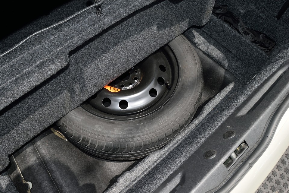 トランク床下にスペアタイヤを収納。使った形跡もないようです。