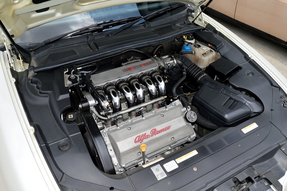 Ｖ型6気筒 2958cc DOHC24バルブ 最高出力220ps/6300rpm 最大トルク27.0kg・m/5000rpmを発生するパワーユニット！数字だけ見ると目立つほどのものではないのですが、アルファ伝統のV6エンジンは「官能」と表現される名器！