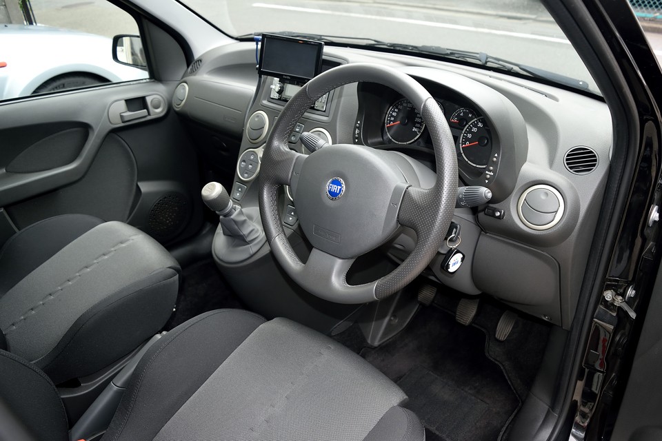 グレー系でスッキリとまとめられたインテリア！走りのホットハッチに相応しいクールな印象が◎！