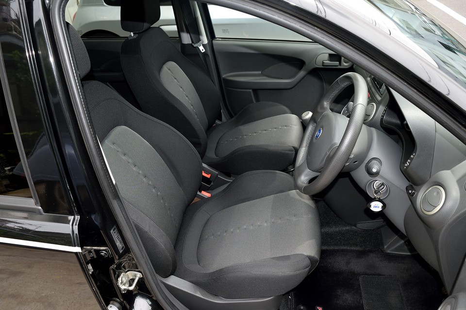 この走行距離ならキレイなのは当然と言えば当然！ホットハッチにありがちな、汗と油と埃にまみれた室内とは無縁なのですぅ～！（←まぁ、そういうのも嫌いではないですが（笑））