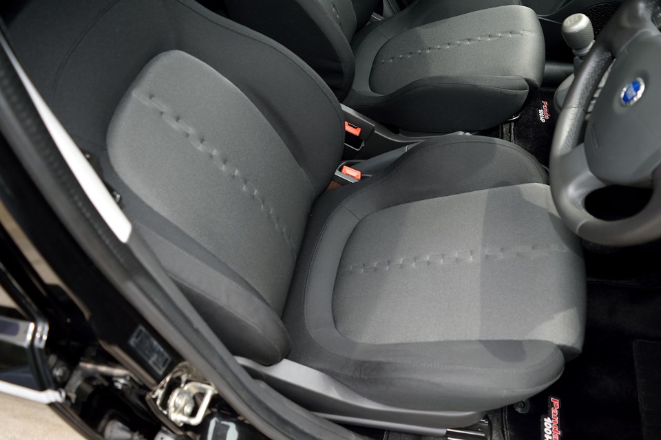 唯一、運転席のサイド部に若干の使用感が感じられますが、これ以上の状態をお望みの場合は新車しかないです・・・ってことはその望み・・・無理です（笑）