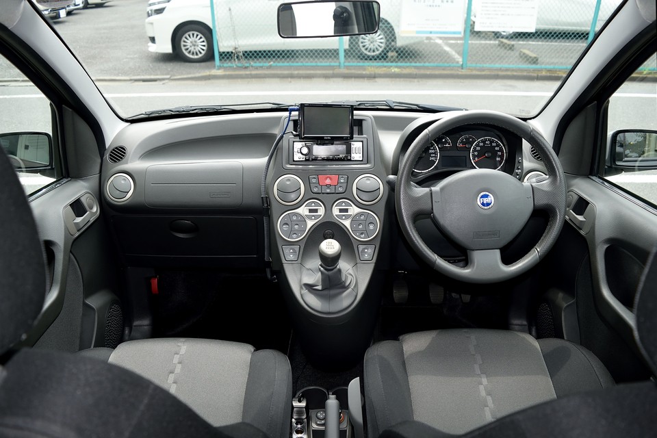 結構スイッチやボタンは多いのに、左右シンメトリーのデザインで、むしろスッキリとした印象のインパネ！こういうところはイタリアンデザインの優秀なところ！