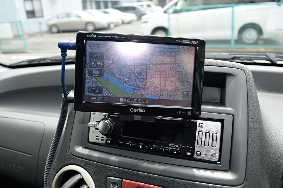 ちょうど視界の邪魔にならない見やすい位置にご覧のポータブルナビを装備。少し古いようですが、安心・安定のGORILLAですから、まだまだお使えいただけると思います。