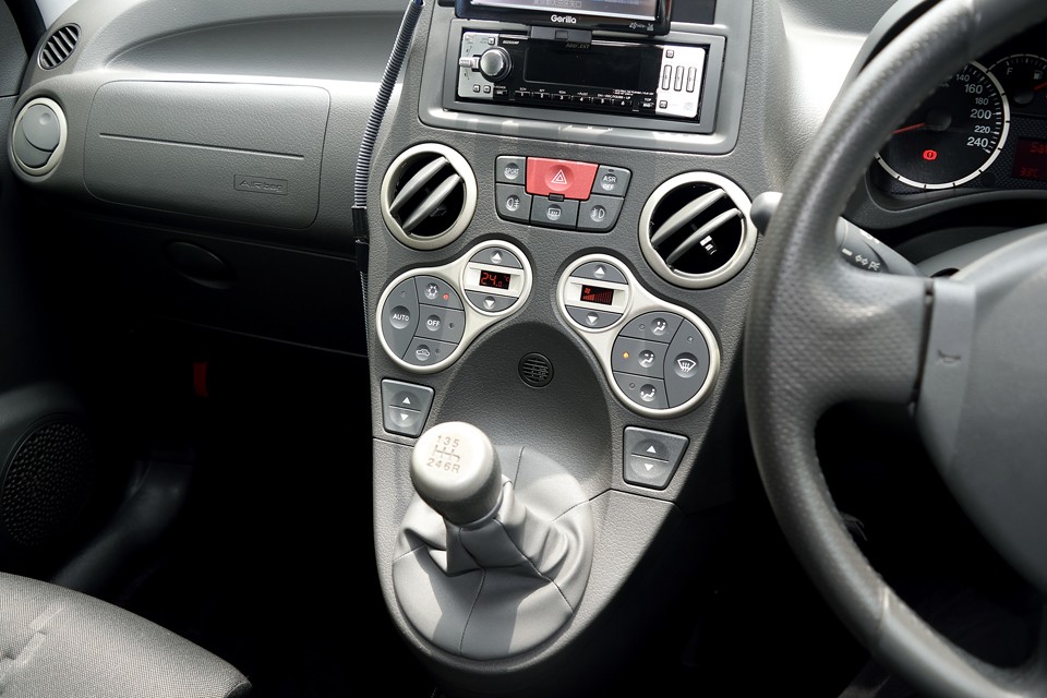 イタリア人って、結構おおらかな性格なのに、こういうところの造りはキッチリとやるんですよね、デザインは細部に宿るってことを良くご存じ！某国産車のような、なんとなくこんな感じにしました感がない、良く出来たデザイン！