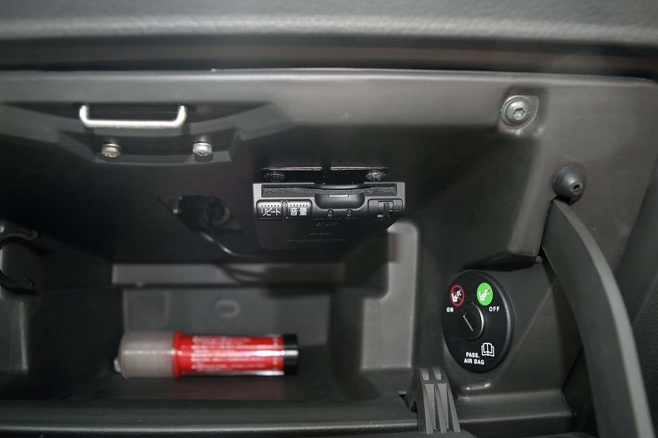 助手席グローブBOX内にETCも装備。Panasonic製の音声案内、アンテナ別体タイプです。