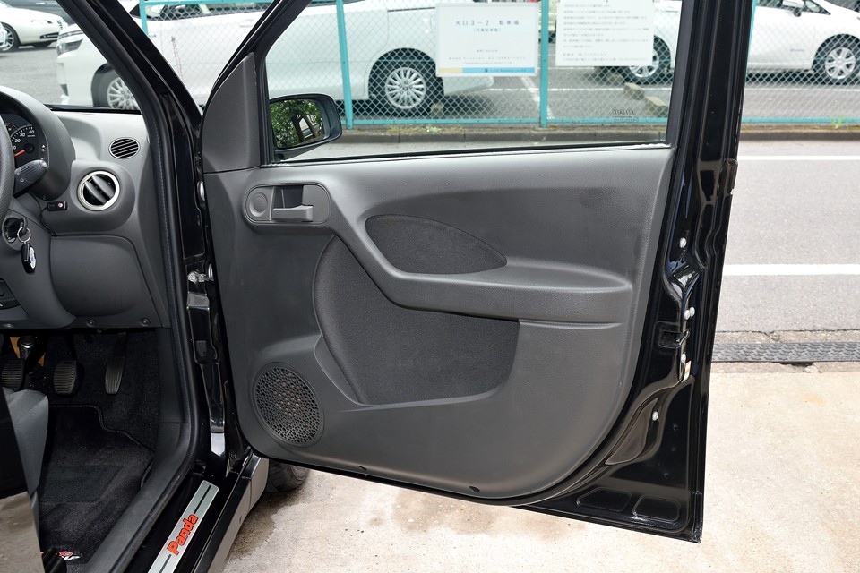 なんだか実際に見るより汚れているように写っているのが不本意ですが、簡単な清掃でキレイになる程度の汚れですのでご安心を。