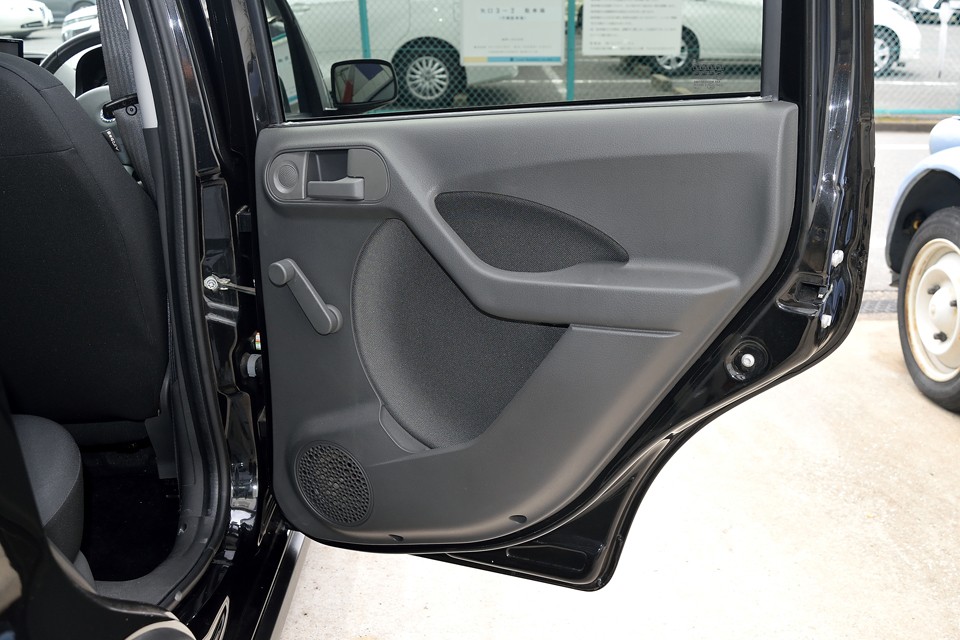 後席は未使用と言って差し支えない（言いませんけど（苦笑））くらいなので、もちろん清潔そのもの！