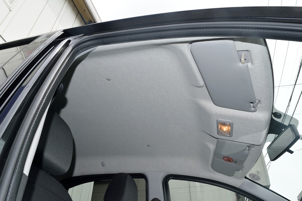 汚れが目立つはずの白い天張りもこの通り！タバコやペットの臭いどころか、かすかに新車の香りが・・・。