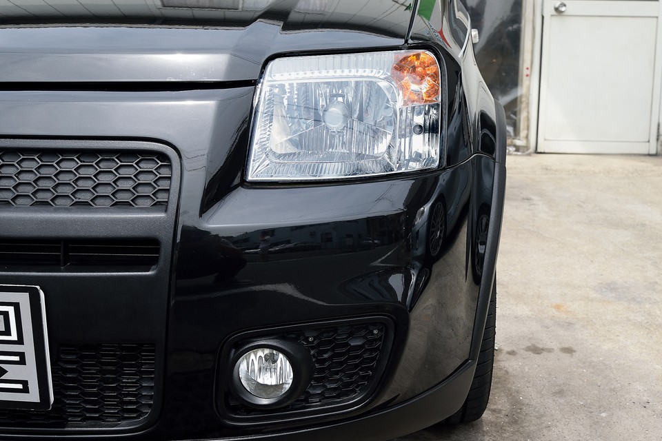 光の反射で白く曇って見えてますが、ヘッドライト、フォグランプともに、全くもってクリアーですのでご心配なく。