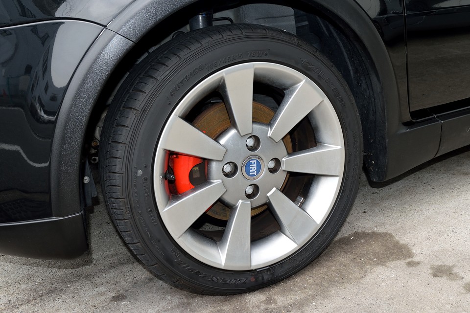 純正アルミホイールも4本すべて、こんな状態ですのでご納得いただけるかと・・・そして、チラッとですが、でも確実に視線に入る赤いブレーキキャリパーがそそりますねぇ。こういうところが大事なのです。はい。