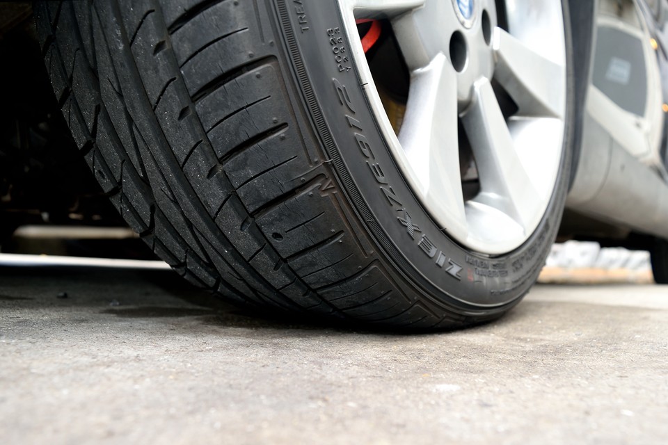 タイヤ残溝は8分山というところでしょうか。まだ新品時の赤いマーカーが残っているほどです。当分交換の必要はないですね。