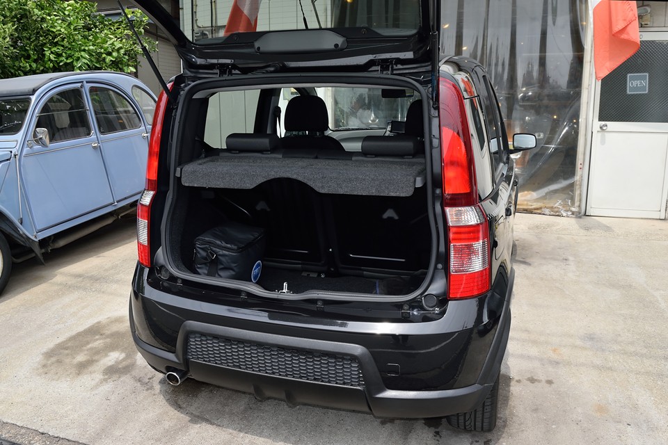 このボディサイズですから、そもそもそれほどラゲッジスペースは広くはないのですが・・・。