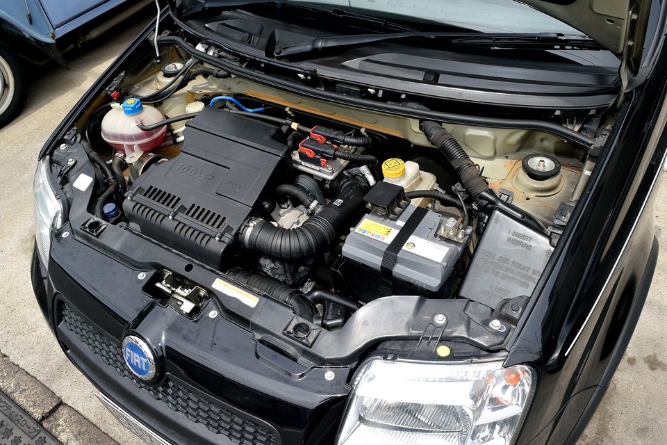 直列4気筒DOHC16バルブ　1368cc　最高出力100ps/6000rpm　最大トルク13.3kg・m/4250rpmを発生するエンジン！ベースグレードの60psから大幅に出力アップ！しかも車両重量は1020kgと現代車としてはチョ～軽量！イタリアンホットハッチはやっぱりこうでなくちゃ！というスペックなのです！