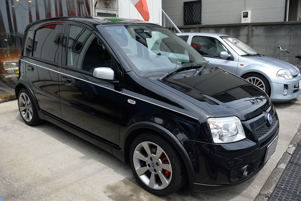 新旧チンクのアバルトしかり、歴代アバルトモデルしかり、小さく軽量なクルマをベースに、とにかくドライビングが楽しいクルマに仕立てるのはイタリアのお家芸！