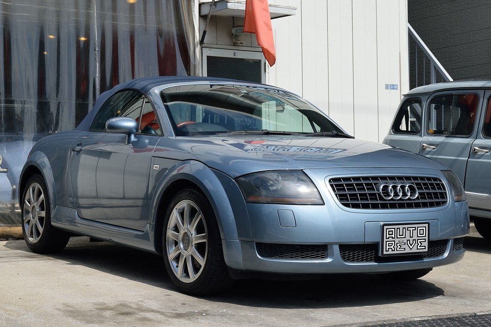 初度登録2005（平成17）年5月、アウディTTロードスター1.8Ｔ！TTは好きなんだけどシルバーと黒ばっかり・・・と、お嘆きの貴兄に！ライトブルーに紺ソフトトップ、おまけに内装は茶革グローブレザー！こんな「粋」なTTはいかが？