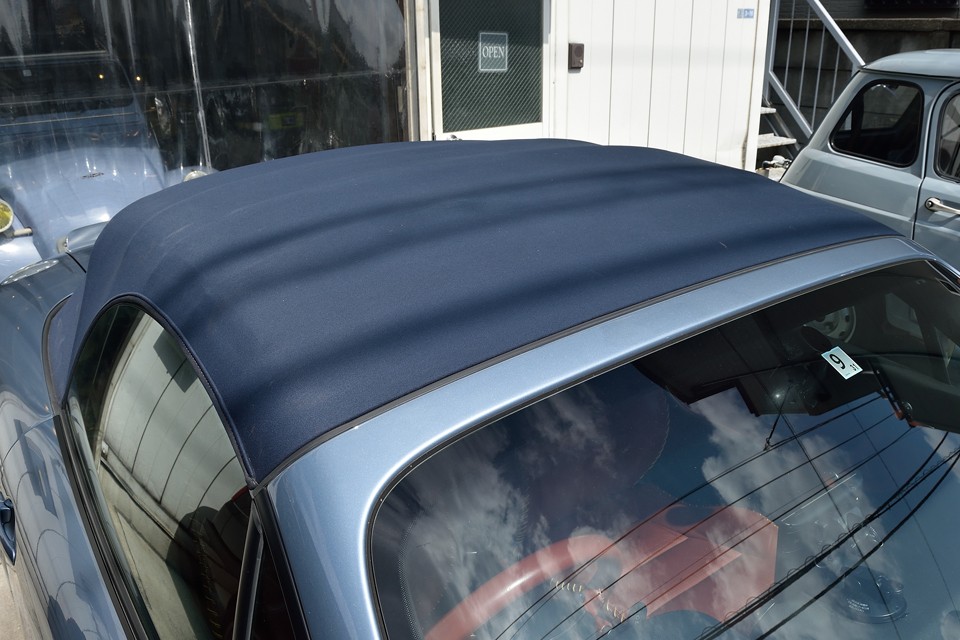おしゃれな紺幌も、もちろん破れや酷い汚れもありません！よく劣化で縮んで、隙間から雨漏りしてしまうこともあるサイドウインドウ廻りのウエザーゴムもしっかりと密着した状態です。