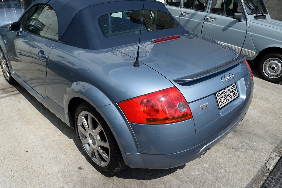 う～ん、このプリッとしたかわいいお尻がたまりませんねぇ～！・・・あっ、あくまでクルマの話です（汗）