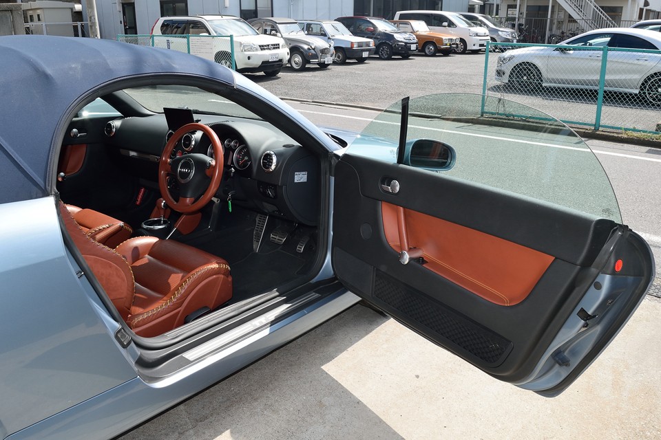 ではでは、このクルマのもうひとつのポイント！雰囲気のあるインテリアをご覧くださいませ～！