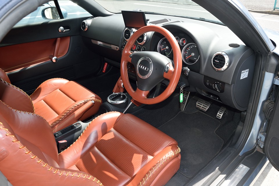 茶革のグローブレザーがステキですねぇ～、おしゃれですねぇ～、イケイケなスポーツカーとは一線を画すアダルトな雰囲気が☆☆☆☆☆！