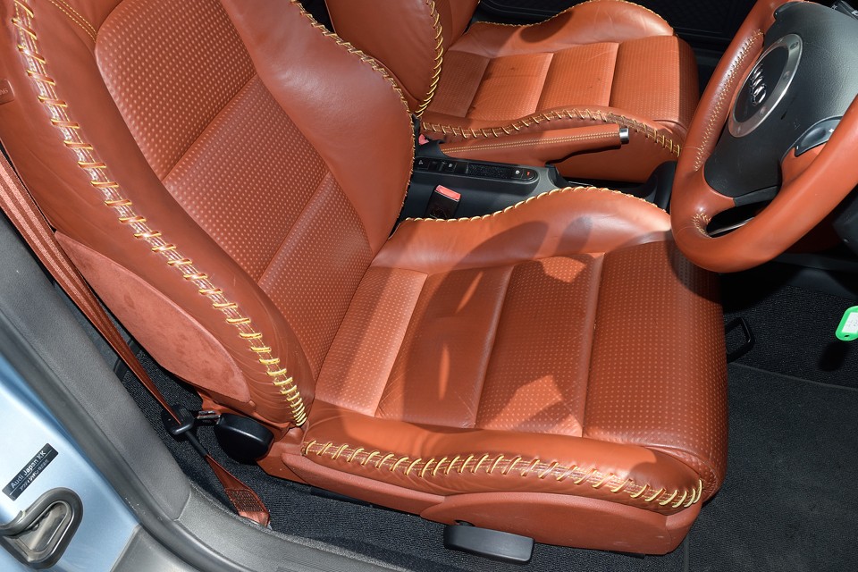 しかも、グローブレザーではどうしても擦れてしまう編み込みの革ヒモも、ほとんどスレの無い状態！どうして？何で？どういう乗り方したらこんな状態を保てるのか誰か教えて～！