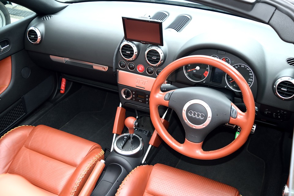 乗る前から、これを操ったら楽しいだろうな～って感じさせる、そんな力のあるインテリア！アウディじゃなくても、どこのメーカーさんでもいいから、こういうのもっと出してぇ～！