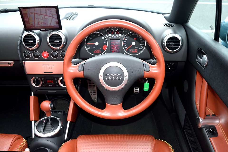 装備の多さやギミックでごまかすんじゃなくて、本革やメタル等の素材の良さを生かしてシッカリと造り込む！肌に触れ、常に視界に写るインテリアの考え方として正解だと思います！